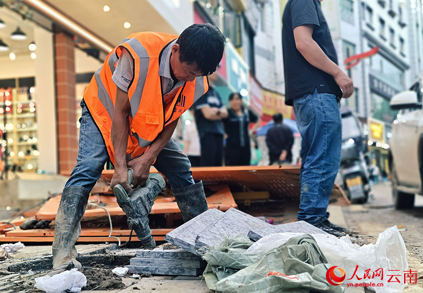 暴雨過后，威信縣的干部群眾紛紛走上街頭，齊心協力開展清淤清障、商品貨物清洗等工作。人民網 尹馨攝