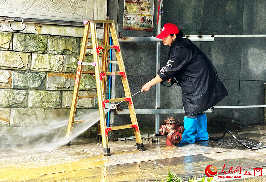 暴雨過后，威信縣的干部群眾紛紛走上街頭，齊心協力開展清淤清障、商品貨物清洗等工作。人民網記者 劉怡攝