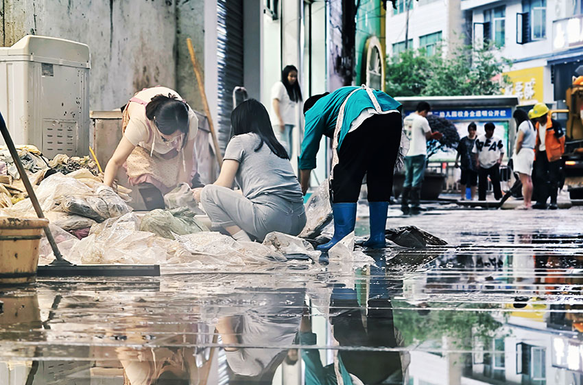 云南威信：雨后清淤忙