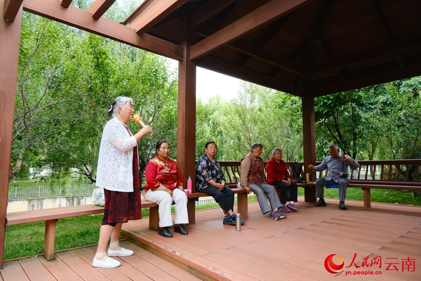 老年人在烏蒙水鄉公園唱歌。曾智慧攝