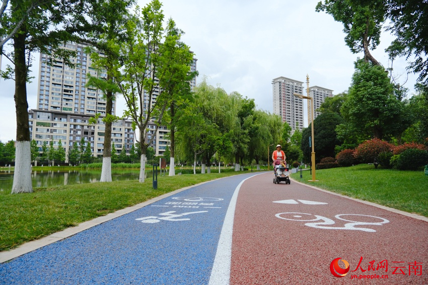 市民在烏蒙水鄉公園裡散步。曾智慧攝