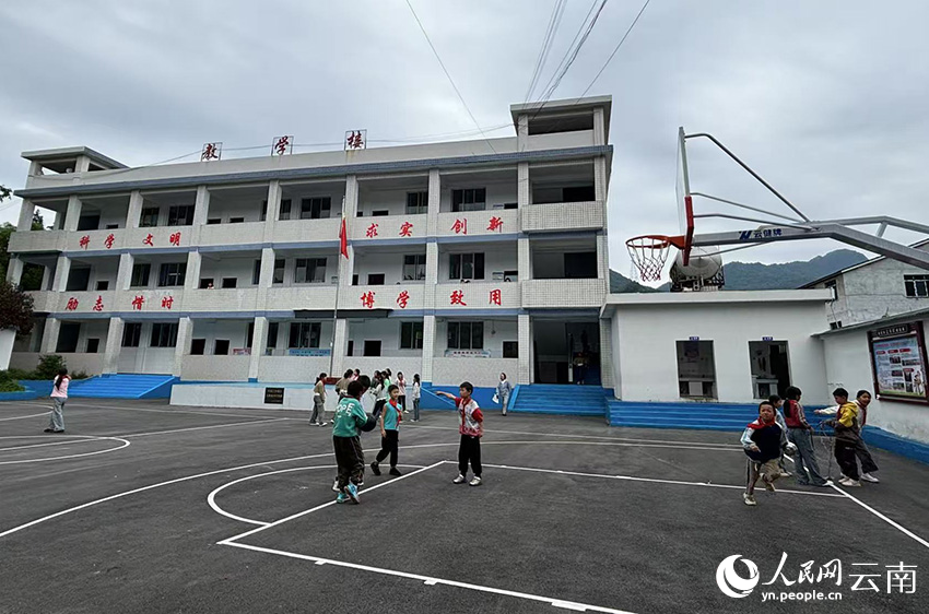 【3】翻新改造后的偏岩村五顯壩小學裡，學生們課間在操場上嬉戲玩耍。人民網-雷霽攝