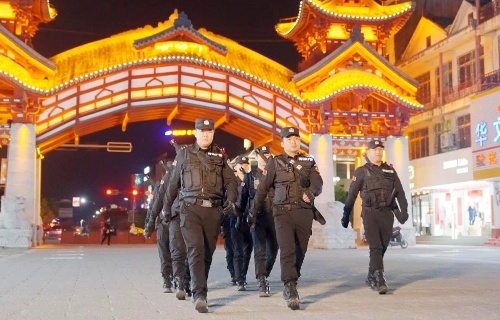 民警巡逻夜市。