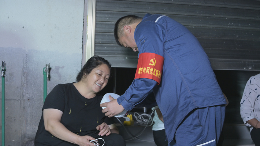 7月9日暴雨过后，昭通威信供电局在停电区域设立便民服务点，向用户提供应急照明灯、免费充电等服务，及时满足用户用电需求。昭通供电局供图