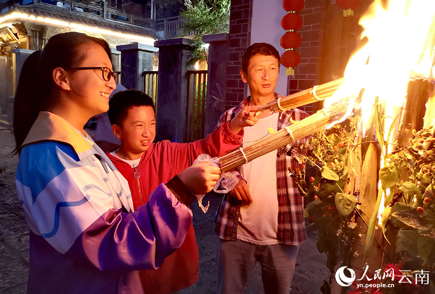 点燃火把。和俭摄