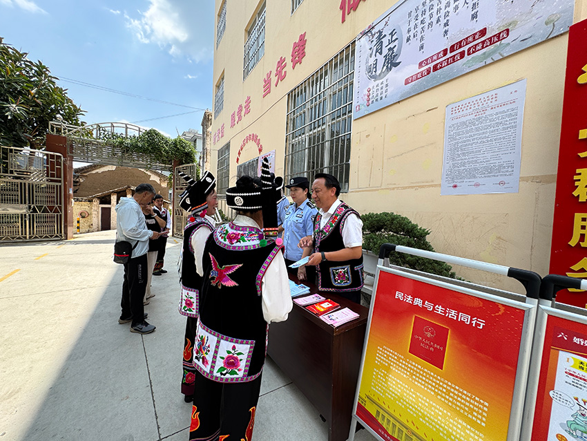 【2】屏山司法所走进社区开展法治文艺汇演活动。屏山司法所供图