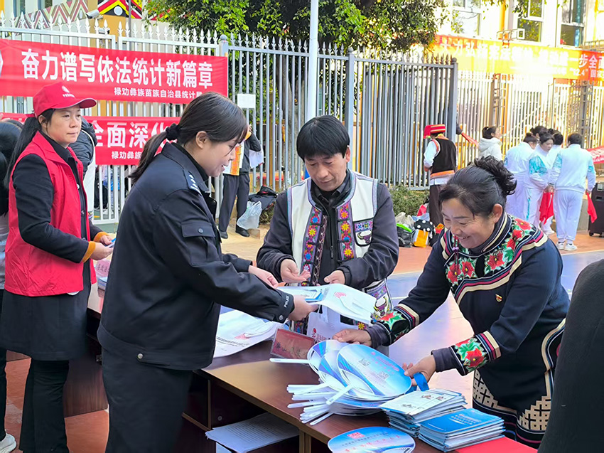 【3】屏山司法所送法进社区。屏山司法所供图