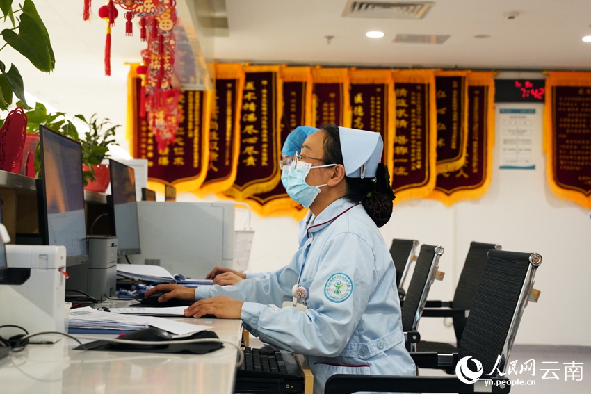 在滇东北中心医院住院部，护士正在工作。人民网记者 蔡树菁摄