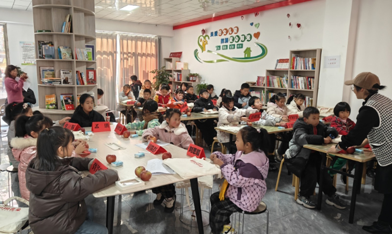 春晖社区读书活动中，学生与居民围坐互动，共营关注成长的阅读交流氛围。孟兴缘摄