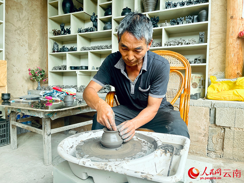 李福顺正在制作土陶制品。人民网记者-程浩摄