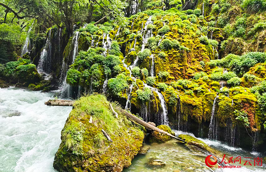 尼汝七彩瀑布。人民网记者 木胜玉摄