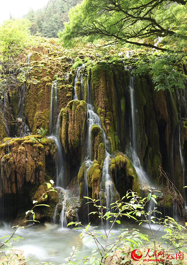 尼汝七彩瀑布。石显尧摄