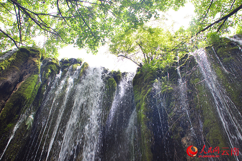 尼汝七彩瀑布。张国华摄