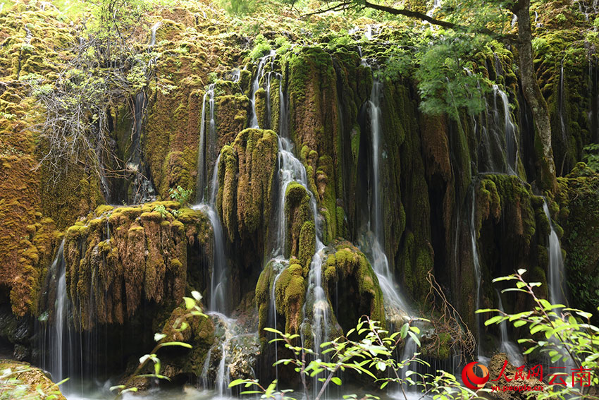 尼汝七彩瀑布。石显尧摄