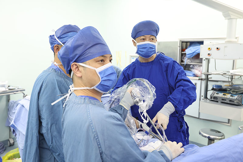 【1】胸部無管微創手術現場。雲南省第一人民醫院供圖