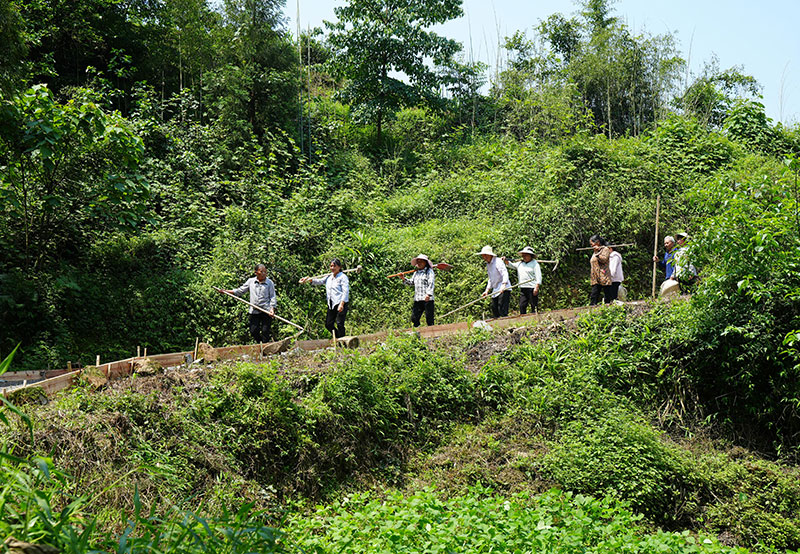 村民参与道路建设。