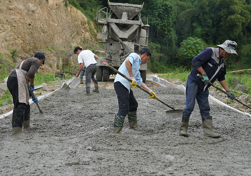 村民参与道路建设。