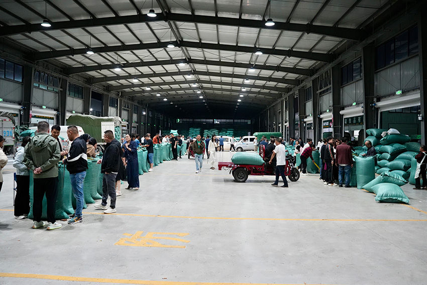 7月29日凌晨5點多，硯池山國際花椒產業園交易大廳內人頭攢動。硯池山國際花椒產業園供圖