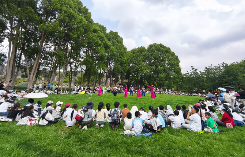 學生們在石林景區參加活動。石林風景名勝區管理局供圖