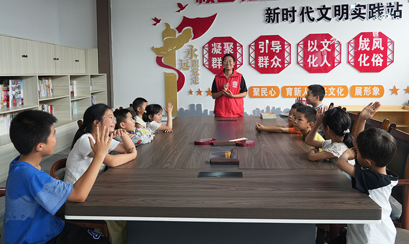 儿童之家里，安全教育课上小朋友们积极举手互动（2025年7月28日摄）
