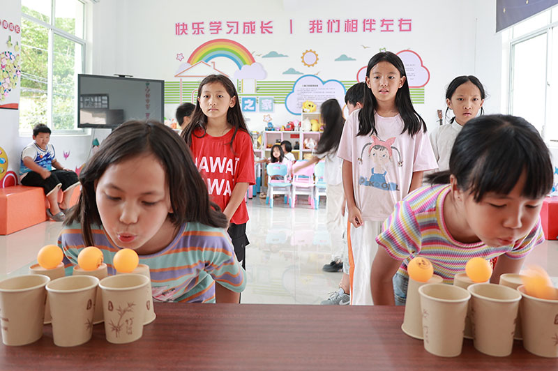 在新时代文明实践所，志愿者陪孩子们做游戏。
