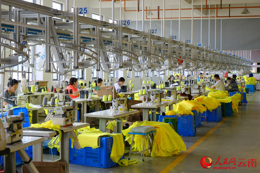 鎮雄縣呢嚕坪服裝產業園的入駐企業雲南助嘉科技有限公司內，生產線繁忙。人民網 曾智慧攝