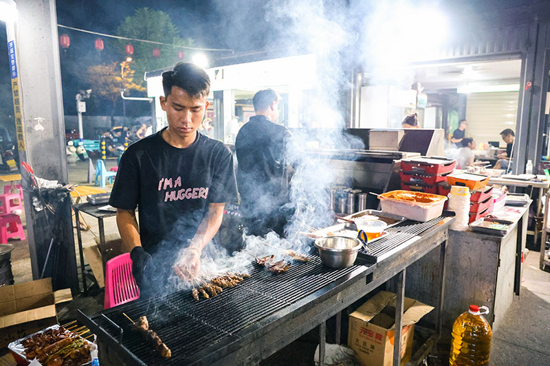 夜市里的烟火。迟晓景摄