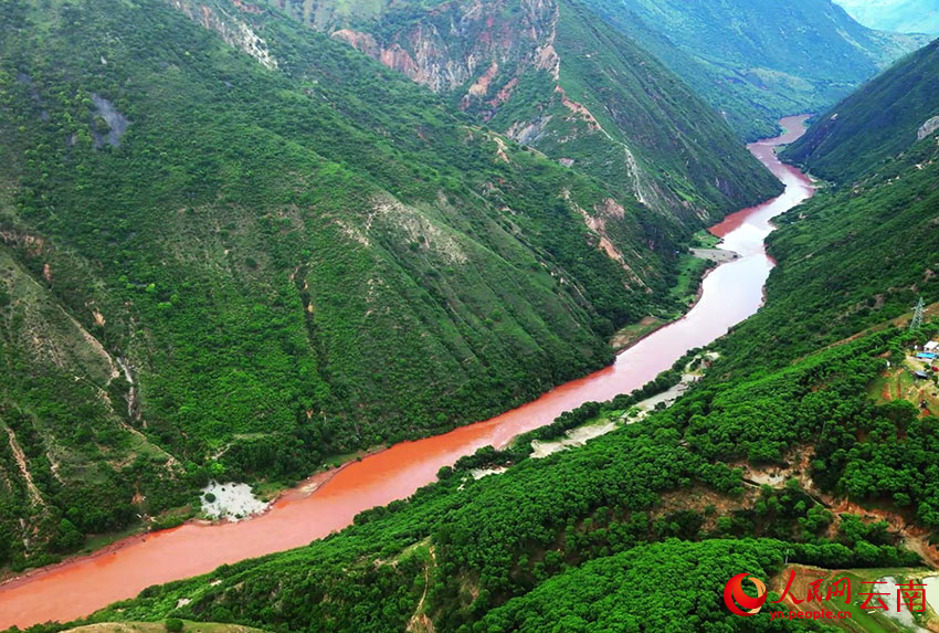 红河从山峦间流过。毛敬华摄