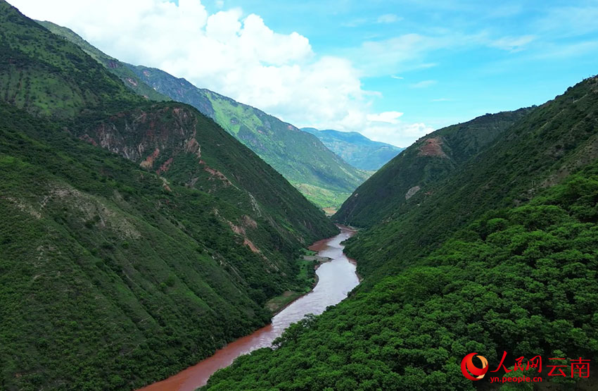 红河环绕着青山。毛敬华摄