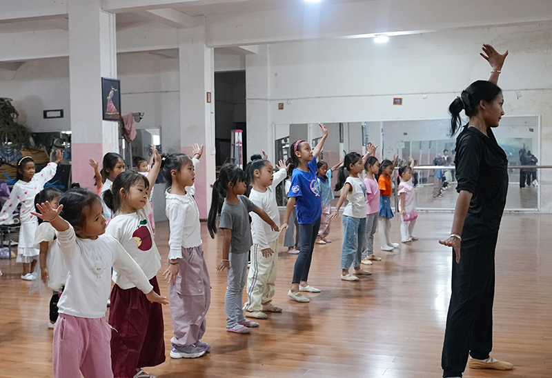 民族歌舞培訓。魏妮楠攝