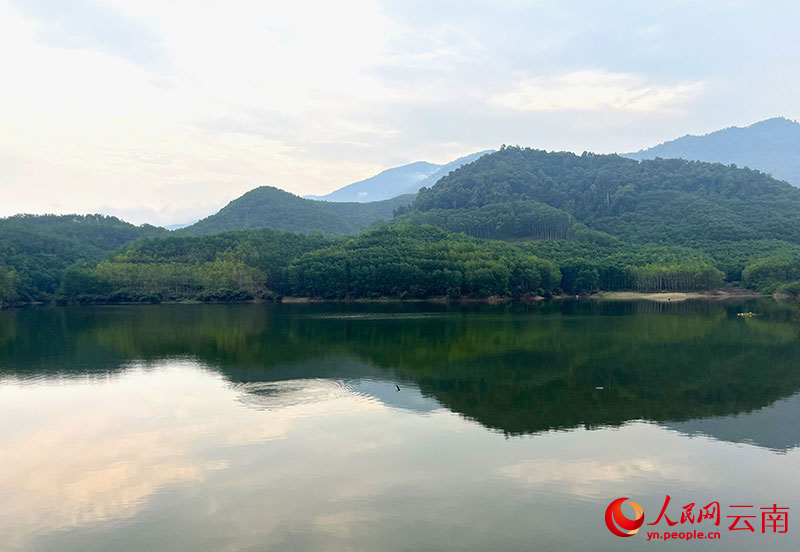 哈腊村旁的大沙坝水库风光旎旖。人民网 尹馨摄