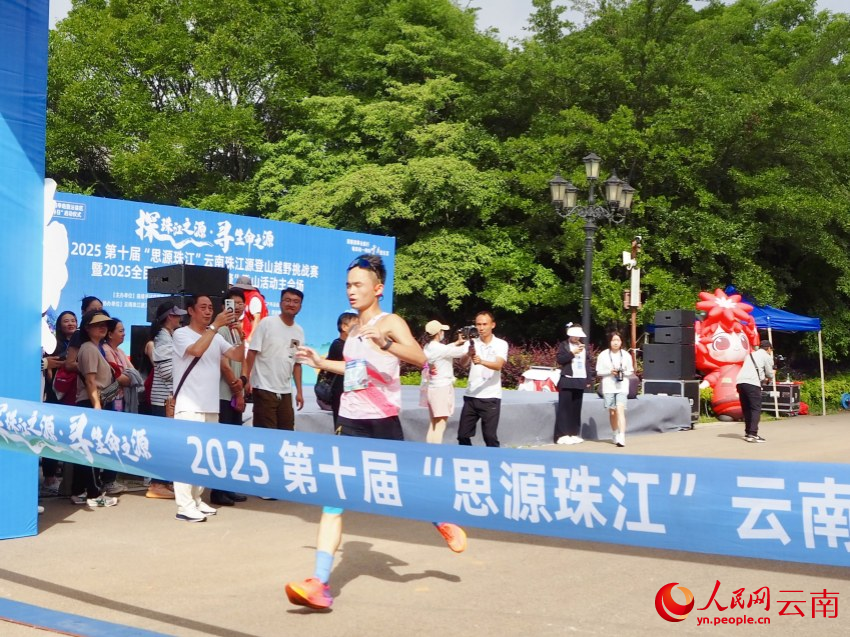 参赛选手冲线。人民网 王娴摄