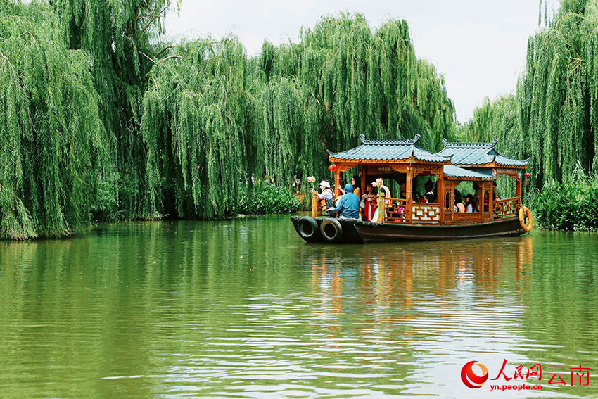 舟行水面,如在画中。人民网记者 刘怡摄