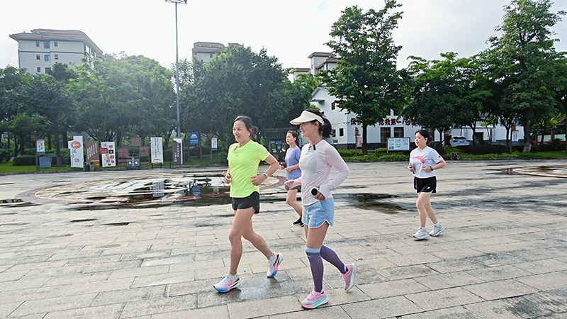 在寧洱縣城廣場上鍛煉的市民。高夏龍杰攝