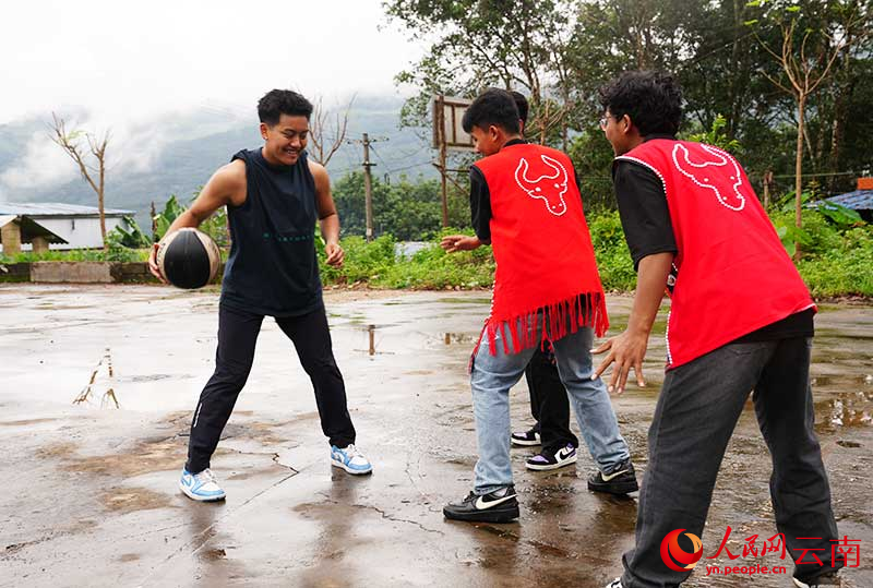 比赛结束回家后，娜汉（左）和朋友一起打球。艾嘎摄