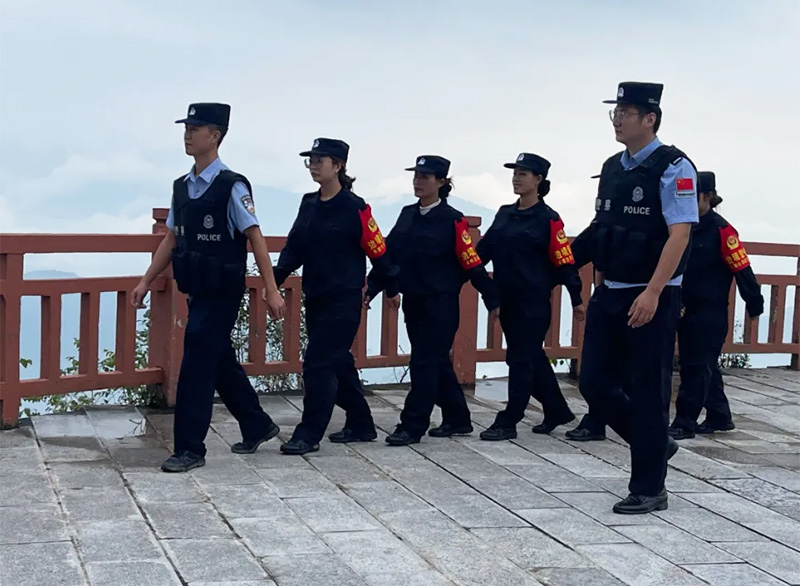 “秋海棠女子戍边队”正在巡逻。