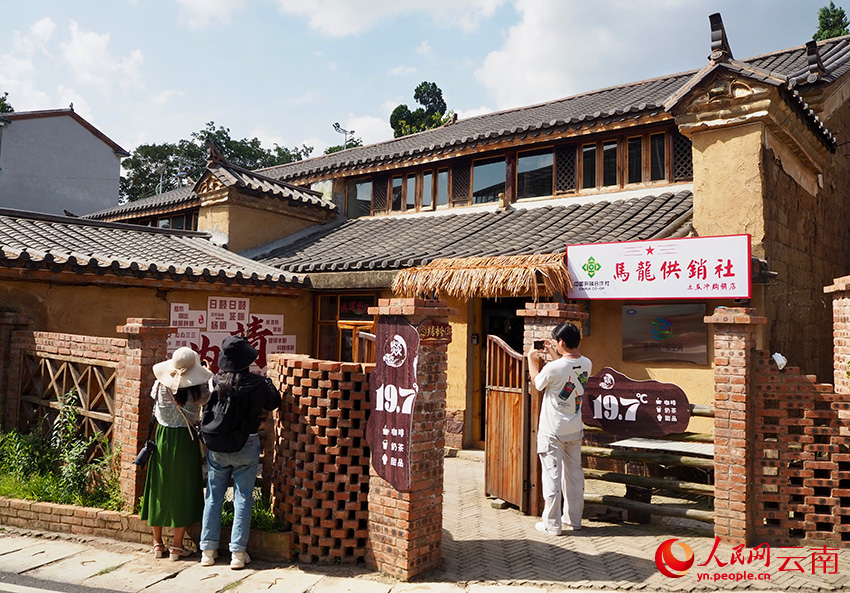 游客打卡土瓜冲村。人民网 王娴摄