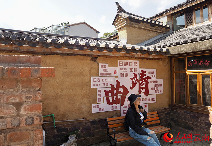 游客打卡留影。人民网 王娴摄