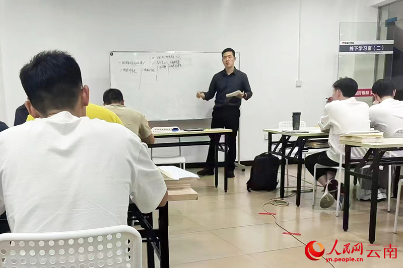 曾鈺慧智還是一名公考講師。段玉良攝