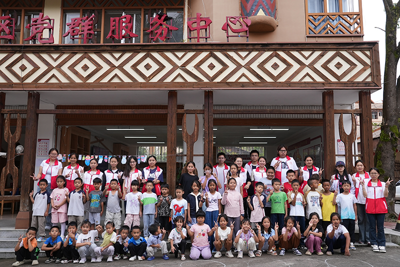 大学生志愿者和孩子们合影留念。魏妮楠摄