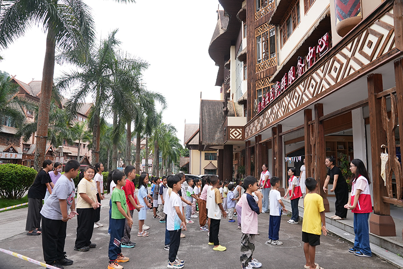 大学生志愿者和孩子们。魏妮楠摄