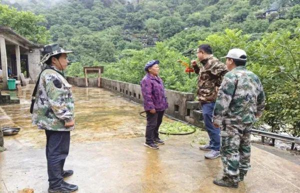 村组干部组织群众转移避险。