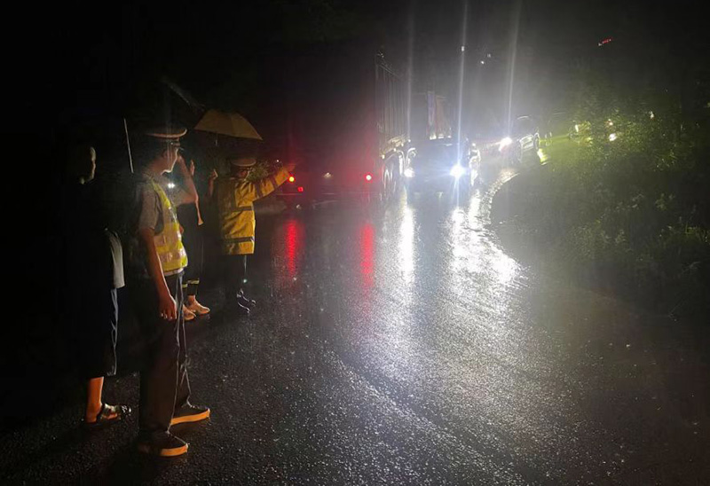 富源公安民警雨夜执勤。
