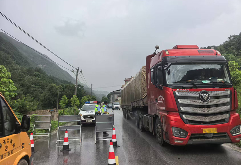  会泽公安民警雨天执勤。