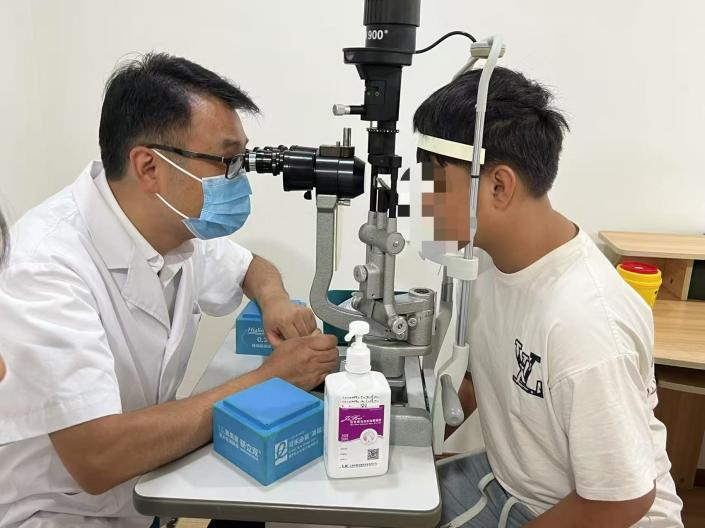 五年后,2025年8月,张旋再次来到昆明爱尔眼科医院进行复查