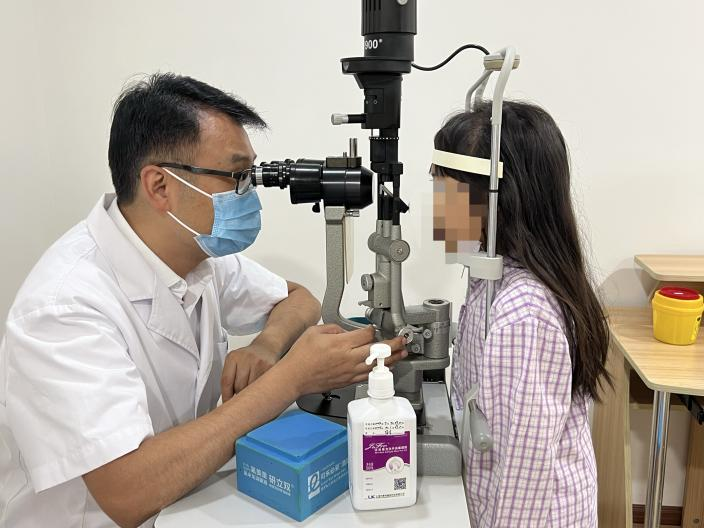 杨建宇院长为婷婷做术后检查