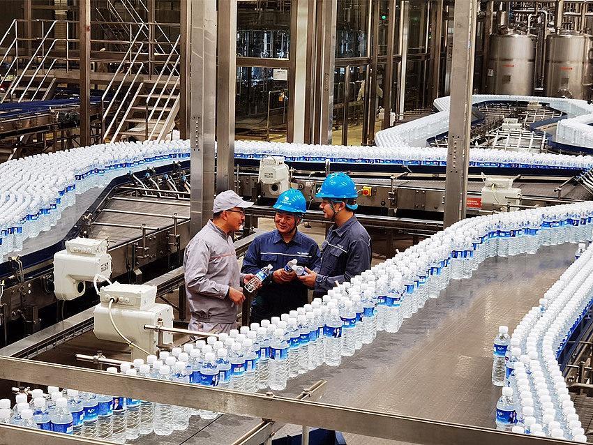 曲靖麒麟供电局西山供电所工作人员到企业开展安全用电检查服务。阮松萍摄
