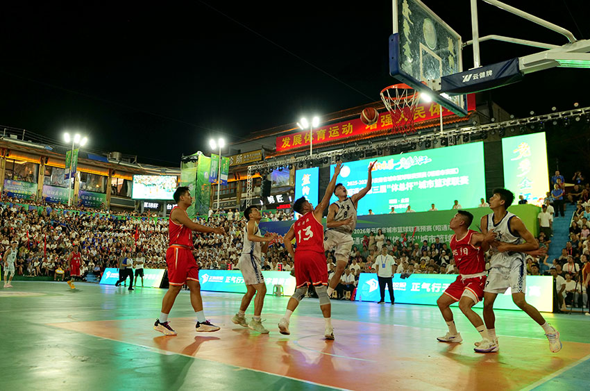 揭幕战精彩瞬间。