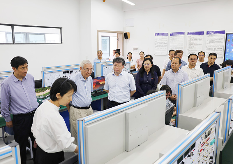 图二-院士团队在云南省澜沧江流域茶树资源保护与创新利用重点实验室考察