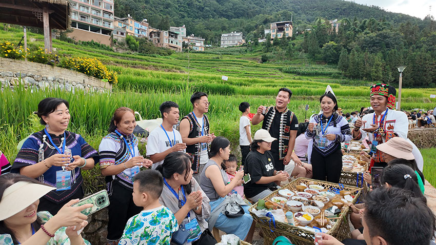 “卡農帕”節哈尼長街宴活動。趙龍雲攝